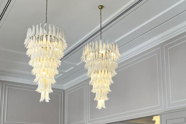 lampadario in vetro di murano in una villa privata